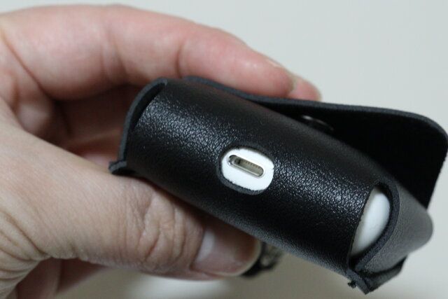 セリア ワイヤレスイヤホンケースホルダー 充電穴