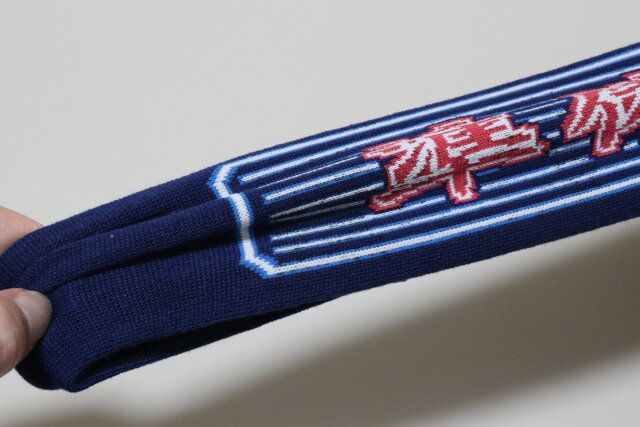 セリアの婦人ネオン看板柄ヘアターバンはニット素材で伸びが良い