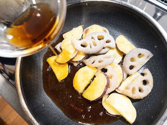 火が通ったら①の合わせ調味料を加えて加熱し、沸騰して沸々し始めたら全体に絡めます。