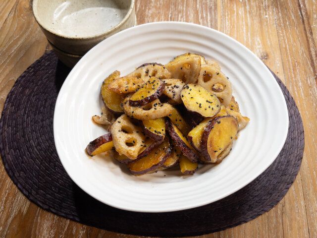 器に盛り付け、黒いりごまを振ったら完成です！