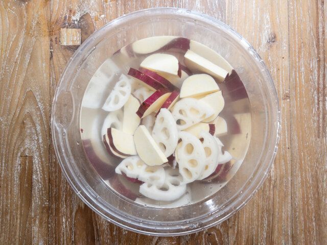 さつまいもは半月切り、れんこんは皮を剥いて半月切りにして水に5分程浸しておきます。