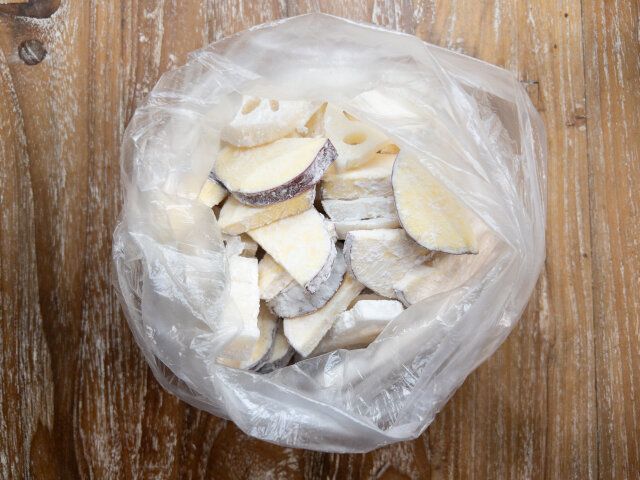 さつまいもとれんこんの水気を拭き取ってビニール袋に入れ、片栗粉を加えて袋に空気を入れて口を閉じ、袋を振って全体に粉をまぶします。