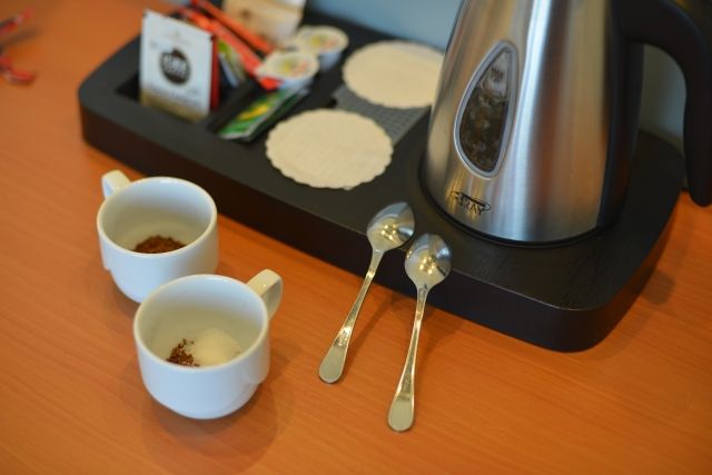 ホテルのサービス ティーパックやコーヒー 電子ケトル（ポット）
