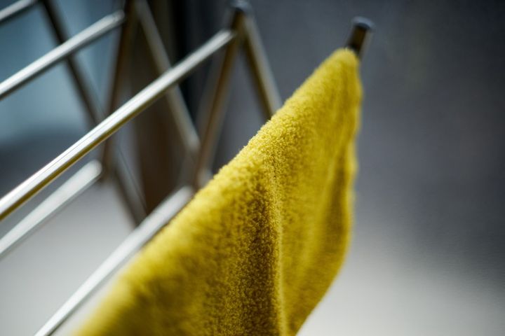 黄色のタオルを干す