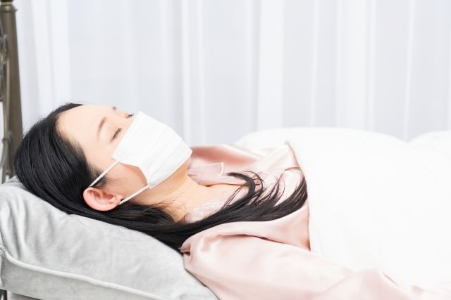 マスクをして寝る女性