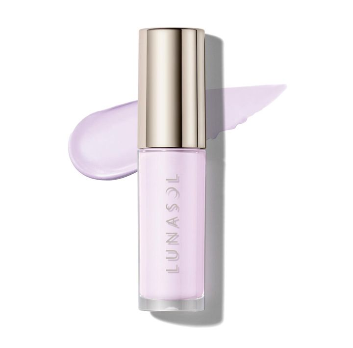 画像: クリアなラベンダーで黃ぐすみを払って明るい印象へ。ルナソル シームレスコレクティングリクイド 05 ¥4,400／ルナソル（カネボウ化粧品） 出典：www.lunasol-official.com