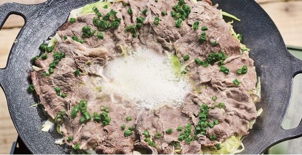 鹿児島の郷土料理「炊き肉」をマルチグリドルで再現 （C）たけだバーベキュー／KADOKAWA