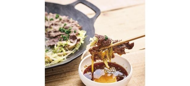 卵黄を溶いた焼肉のタレにつけて食べる （C）たけだバーベキュー／KADOKAWA