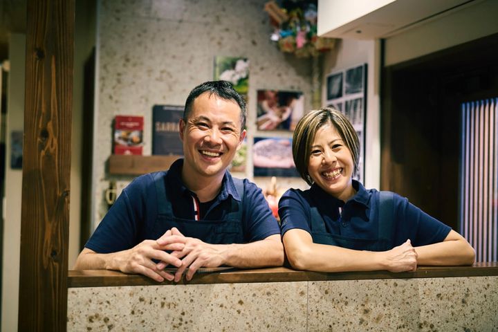 左から店主で夫の玉越幸雄さんと、サービス担当の妻・友香さん