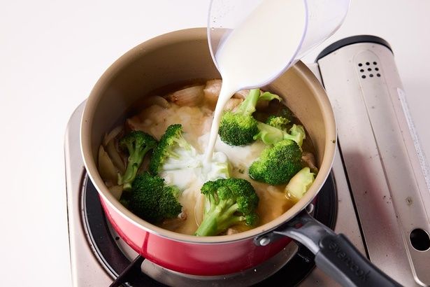 牛乳を加えたあとは、沸騰させないよう注意 （C）まるみキッチン／KADOKAWA