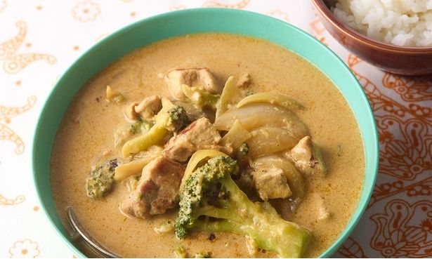 カレールウと牛乳を合わせて、クリーミー＆スパイシー! （C）まるみキッチン／KADOKAWA