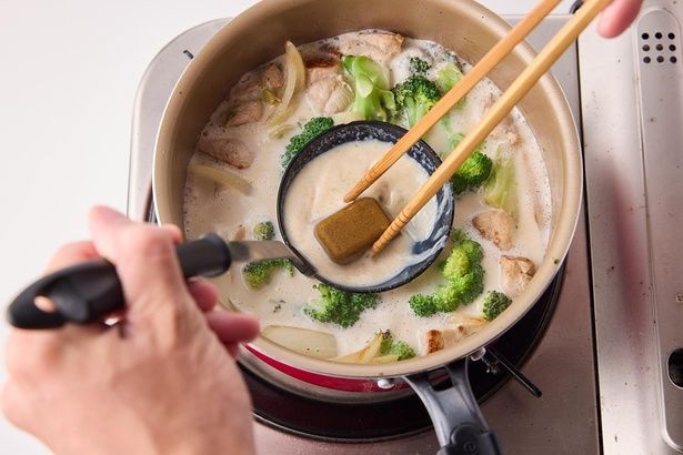 ルウは味噌のようにお玉を使って溶かすと溶け残りにくい （C）まるみキッチン／KADOKAWA