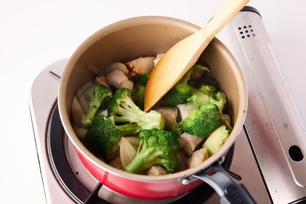 鍋に油をひかず、豚肉、玉ねぎ、ブロッコリーを入れて炒める （C）まるみキッチン／KADOKAWA