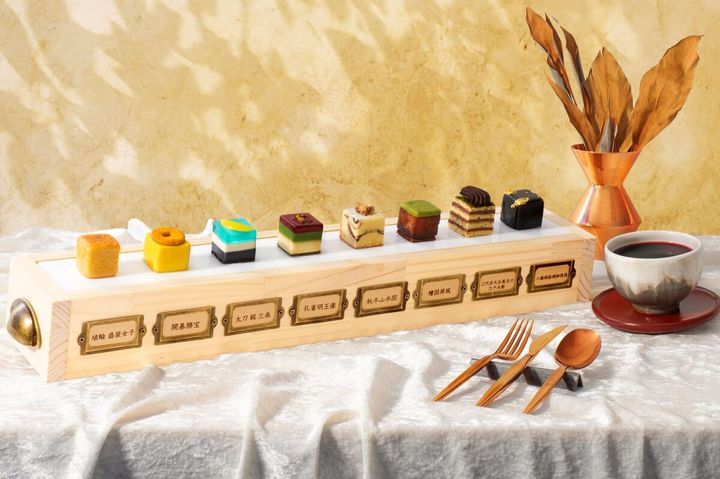 メイン（8種のスイーツ＆モクテル）