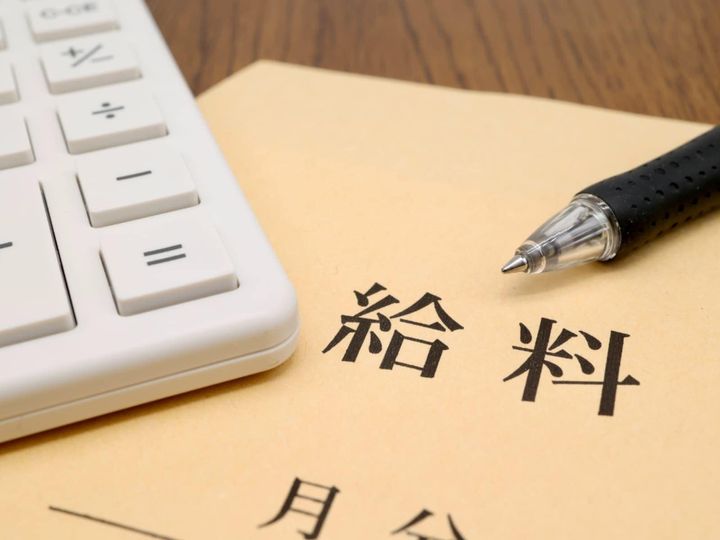 東京都の「職員の平均給与月額」が公開中です。本記事では、普段あまり知る機会のない職員の驚きの月給、退職金事情を解説します。