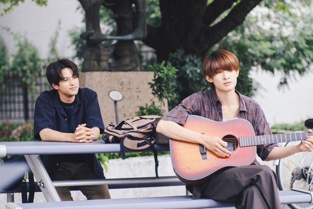 【写真を見る】「この想いはきっと届かない」とカイへの気持ちを胸にしまい、親友として側にいると決めていたソウタ [c]2025『（LOVE SONG）』製作委員会