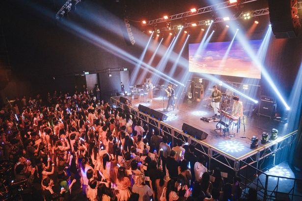 カイが「LOVE SONG」を歌い上げる姿をソウタは客席後方でじっと見守る [c]2025『（LOVE SONG）』製作委員会