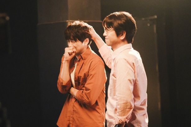 あふれる想いをこらえきれないソウタを慰めるジン [c]2025『（LOVE SONG）』製作委員会