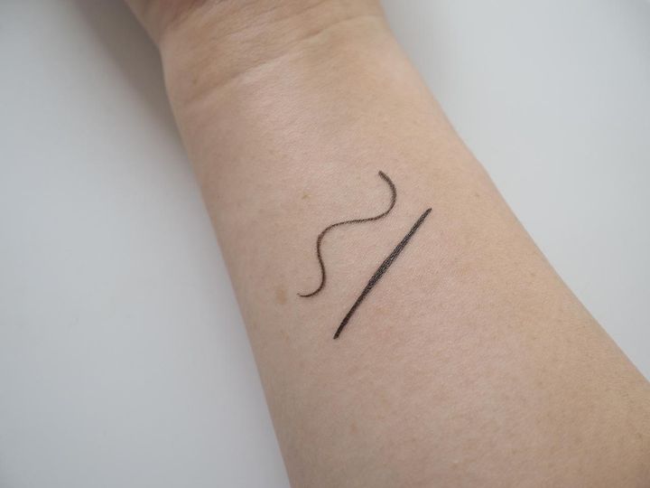 画像: 黒よりやわらかく、ブラウンより深い。絶妙“焦茶ライン”で目元に抜け感を