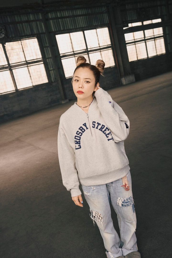 二人のハーモニーに合わせて、Champion のスウェットシャツを楽しむ多様な世代・性別の総勢 19 名が集い、音楽を通してつながる様子を描く。タイムレスな名曲「スタンド・バイ・ミー」とともに、世代や性別を超えて愛される Champion の世界観を表現した映像となっている。