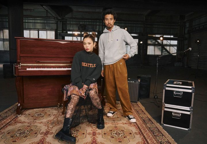 昨年好評だったブランドキャンペーン「I LOVE SWEATS」の新たなコンテンツとして、今回「SWEATS FOR ALL」が公開。Championの愛用者であり、長年多くのファンに愛され続けるシンガーソングライター Charaとシンガーソングライターや俳優として活躍するHIMIによる親子共演が実現。