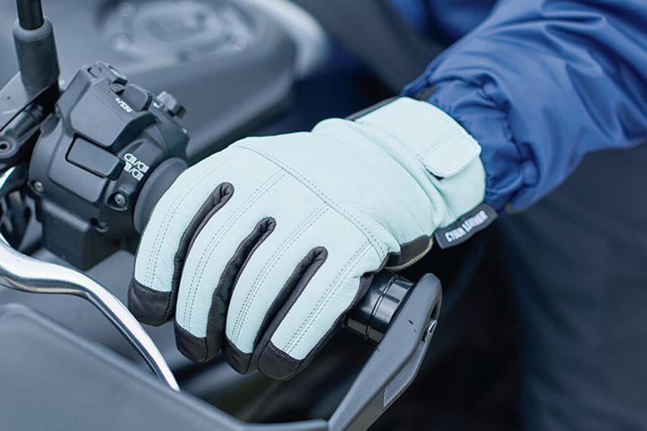 高機能ウエア＆グローブは冬も走るライダーの強い味方