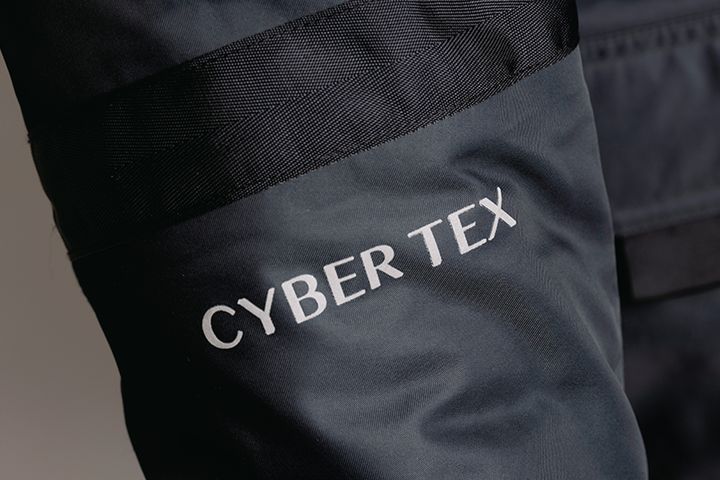 高機能ウエア＆グローブは冬も走るライダーの強い味方