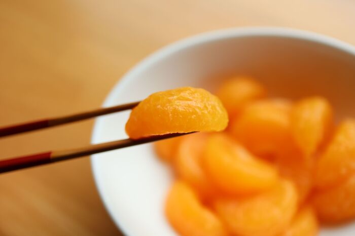 みかんの薄皮をスルッと簡単に取る裏ワザ。まるで缶詰みたいな『ツルツルみかん』に大変身♡