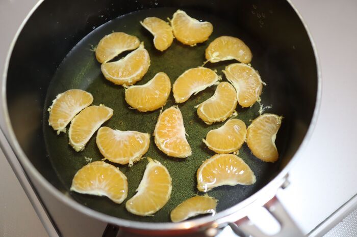 みかんの薄皮をスルッと簡単に取る裏ワザ。まるで缶詰みたいな『ツルツルみかん』に大変身♡