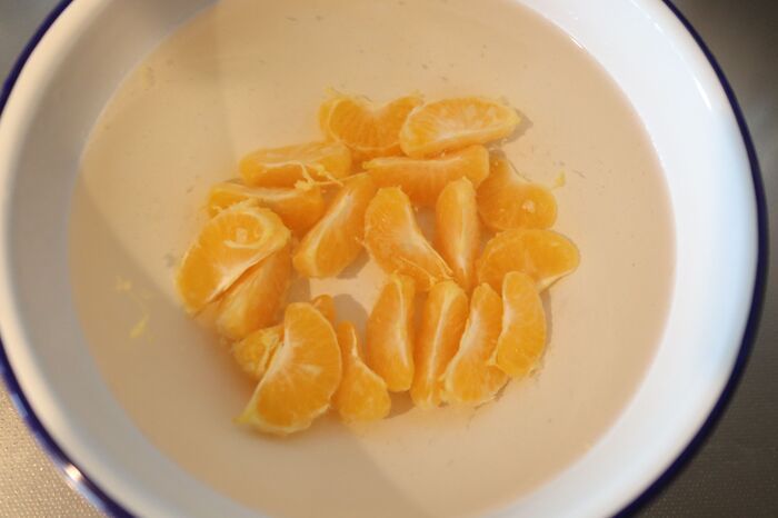 みかんの薄皮をスルッと簡単に取る裏ワザ。まるで缶詰みたいな『ツルツルみかん』に大変身♡