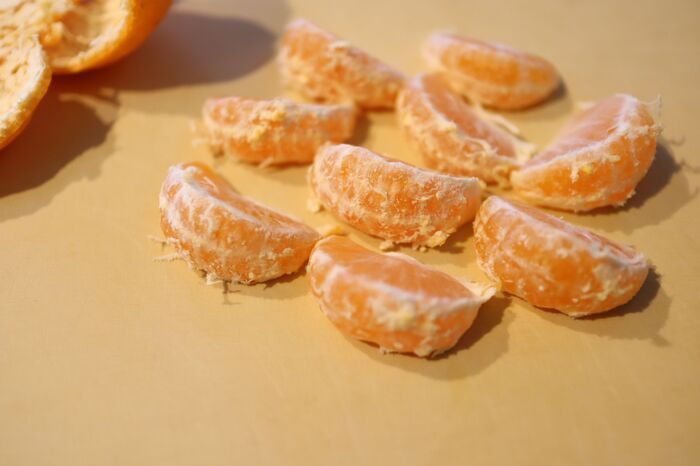 みかんの薄皮をスルッと簡単に取る裏ワザ。まるで缶詰みたいな『ツルツルみかん』に大変身♡