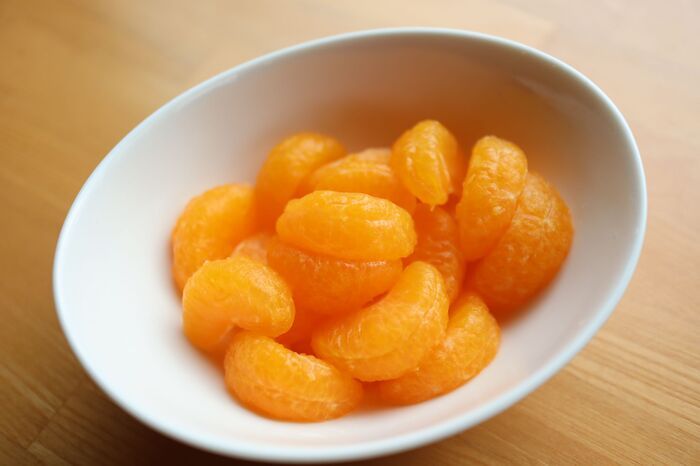 みかんの薄皮をスルッと簡単に取る裏ワザ。まるで缶詰みたいな『ツルツルみかん』に大変身♡