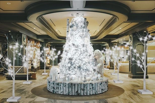 雪降る街のホワイトクリスマスツリー