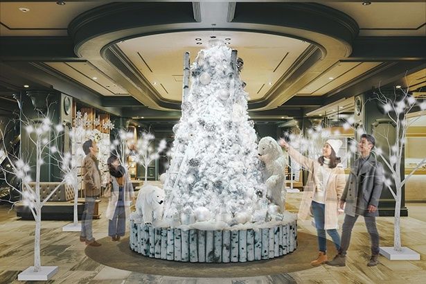【写真】OMO7旭川のエントランスを抜けると現れる、雪降る街のホワイトクリスマスツリー