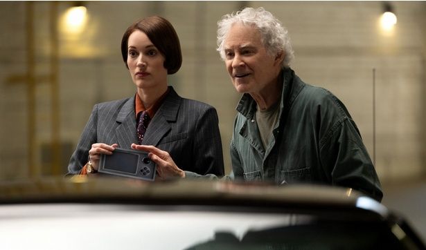 レンタカー屋の風変わりなレジ係(フィービー・ウォーラー=ブリッジ)と、メカニック(ケヴィン・クライン)