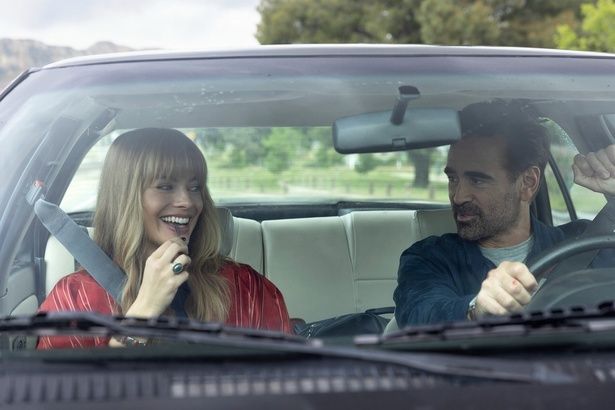 【写真を見る】車中で談笑しあう、コリン・ファレル演じるデヴィッドと、マーゴット・ロビー演じるサラ