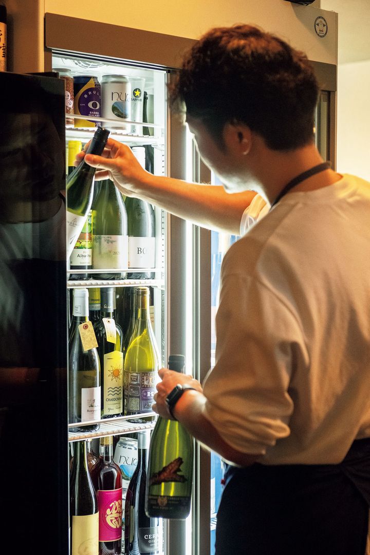 ワインを選ぶ渡邉さん