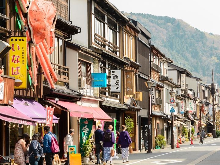 兵庫県北部にある城崎温泉は、開湯1300年の歴史を持つ情緒豊かな温泉地。柳並木が美しい温泉街には7つの外湯が点在し、浴衣姿での「外湯めぐり」と冬は「松葉ガニ」に代表される四季折々の海鮮グルメが魅力です。