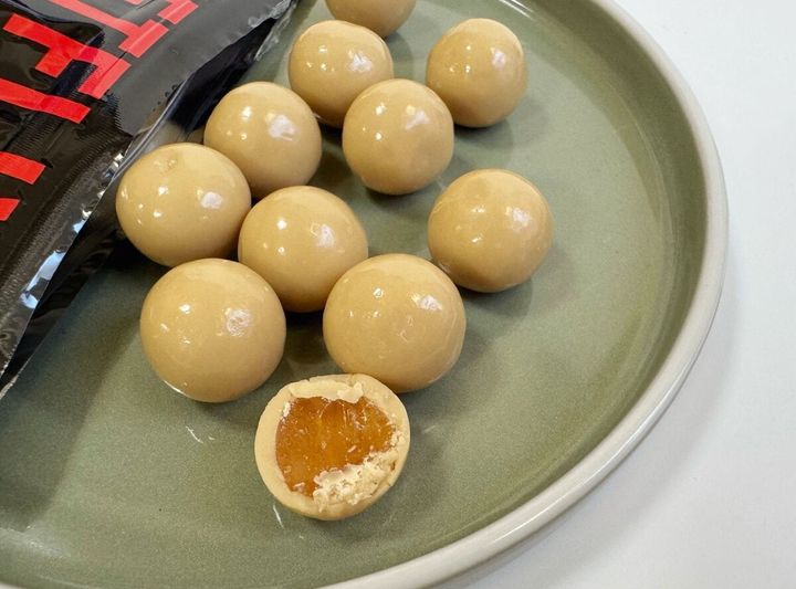 紅茶風味の爽やかなグミを、ミルクティー味のホワイトチョコでコーティングした、酸味とまろやかな甘みを楽しめる一品