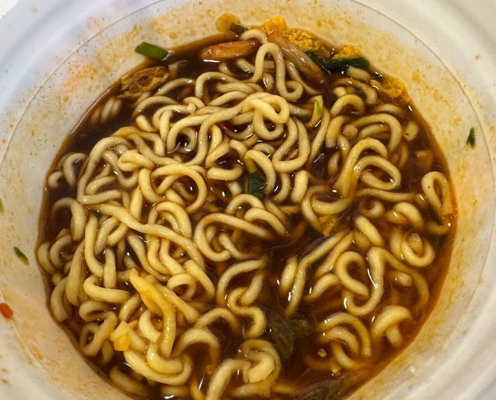 たちまちスープが赤色から黒色に変化！