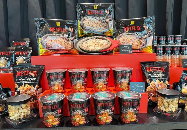 黒すぎるアレがヤバい！？Netflix×セブン＆ヨーカドーが国内最大級の禁断コラボ！「夜食の主役」もネトフリ仕様に！