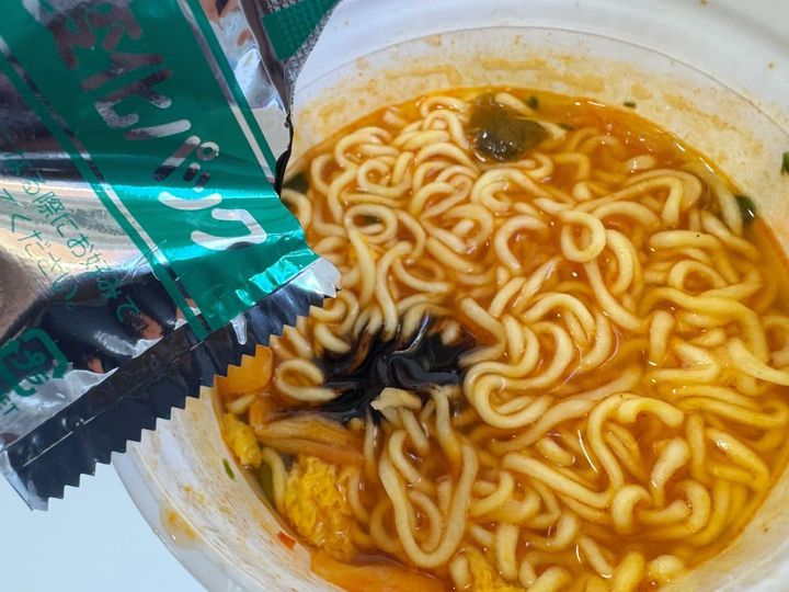 別添の味変パックを入れることでスープの味・辛さ・色が変化するそうなので、加減無しで全部ぶっこみます