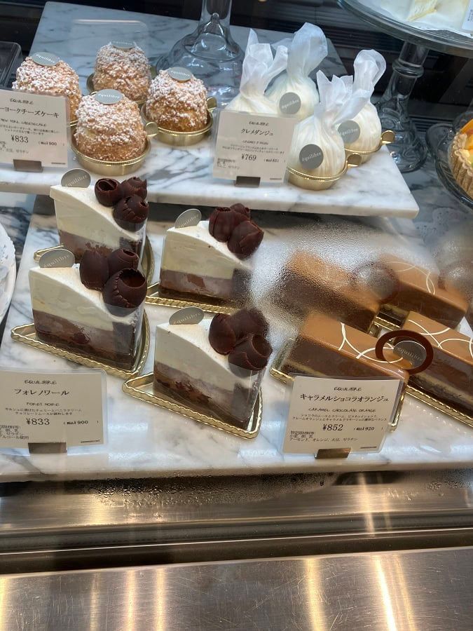 ケーキのショーケースの中には東京都内の名店のパティスリーたちによる、その時季にしか味わえない選りすぐりのスイーツがずらり