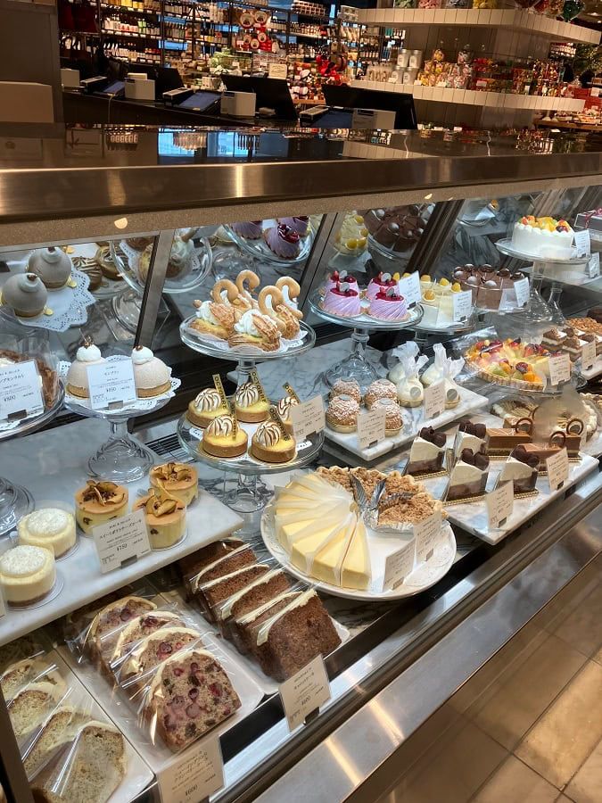 ケーキのショーケースの中には東京都内の名店のパティスリーたちによる、その時季にしか味わえない選りすぐりのスイーツがずらり