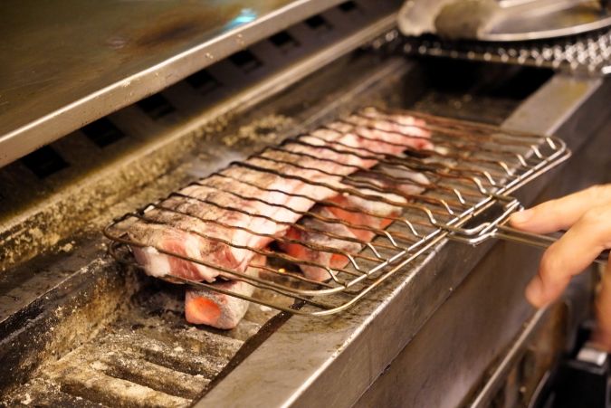 ホランイ 炭火で豚肉を焼く様子