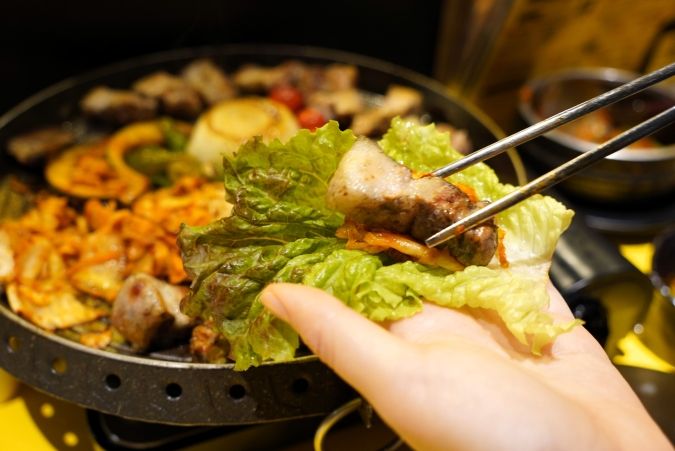 ホランイ サムギョプサル サンチュに巻いている様子