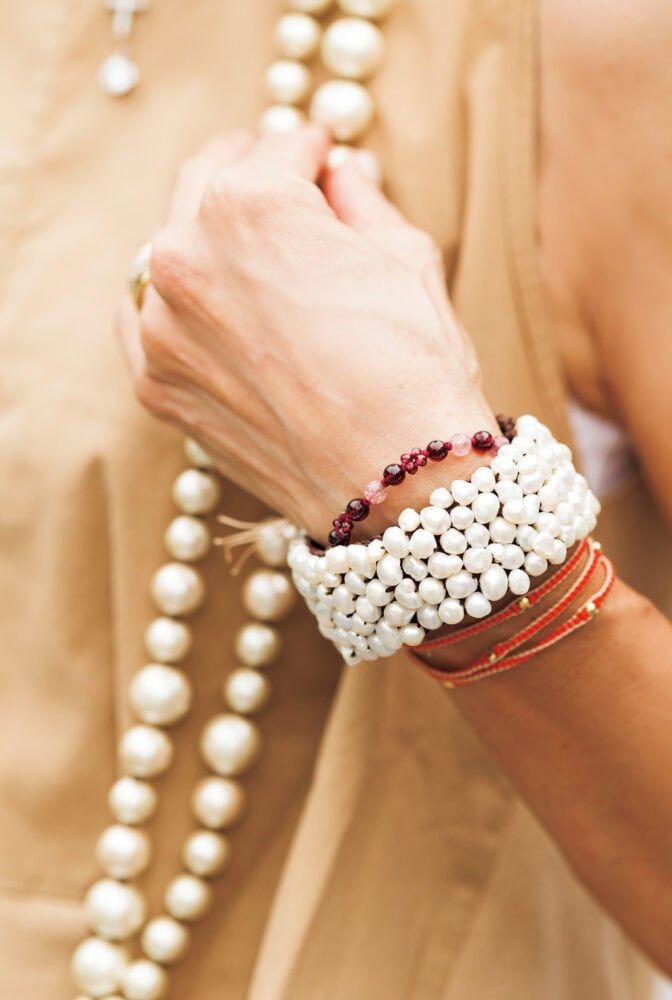 軽いコットンパールのネックレスは華やかで、巻き方次第で自在に表情が変化。淡水パールのブレスレットはバリ島で購入したもの