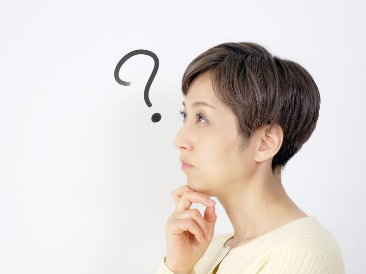 「まあまあ最適解だと思うよ」と言う社会人になったばかりの娘。「最」がつくのにどうして「まあまあ」なのかと聞くと、「気分の問題」だと言う。言葉の使い方は世代によって変わると思いながらも、疑問がふつふつと湧いてくる。※サムネイル画像：PIXTA