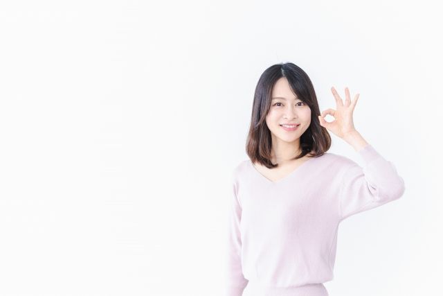 指で丸を作った笑顔の女性