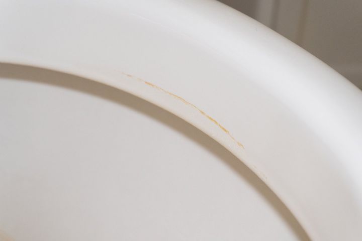 洋式トイレ 便器の縁についた尿石 